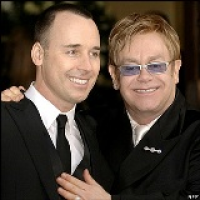 Фото Elton John стал папой, а Дэвид Ферниш - мамой