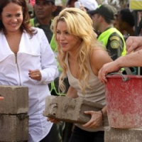Фото Shakira закладывает первые кирпичи в фундамент детской школы в Колумбии