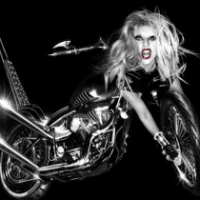Фото Леди Гага обратилась в женщину-мотоцикл