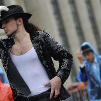Фото Поклонники Джексона в день его рождения танцевали под дождем в Москве 