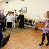 Фото Юлия Савичева учит петь пенсионерок