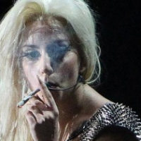 Фото Lady GaGa выкурила &quot;косяк&quot; прямо на сцене