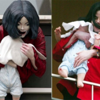 Фото «Странная» скульптура в Лондоне – «Майкл Джексон роняет младенца»