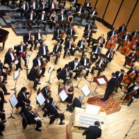Фото Лондонский филармонический оркестр развлекал застрявших из-за урагана пассажиров мелодиями из Бондианы