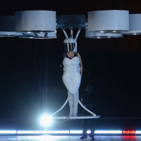 Фото Леди Гага вышла на сцену в «летающем платье»