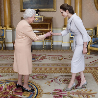 Фото Елизавета II наградила Анджелину Джоли титулом дамы