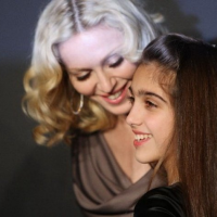 Фото Мадонна болезненно переносит разлуку с дочерью