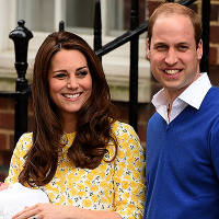 Фото Принц Уильям и Кейт Миддлтон показали миру новорожденную принцессу 