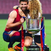 Фото Шакира, прямо на футбольном поле, наградила мужа поцелуем за победу &quot;Барселоны&quot;