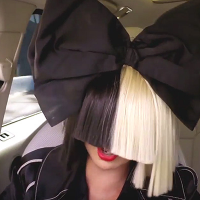 Фото Sia спела в машине свои хиты