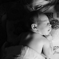 Фото Адам Левин и Бехати Принслу поделились первым фото новорожденной дочки  