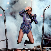 Фото Леди Гага устроила акробатическое шоу на Super Bowl-2017